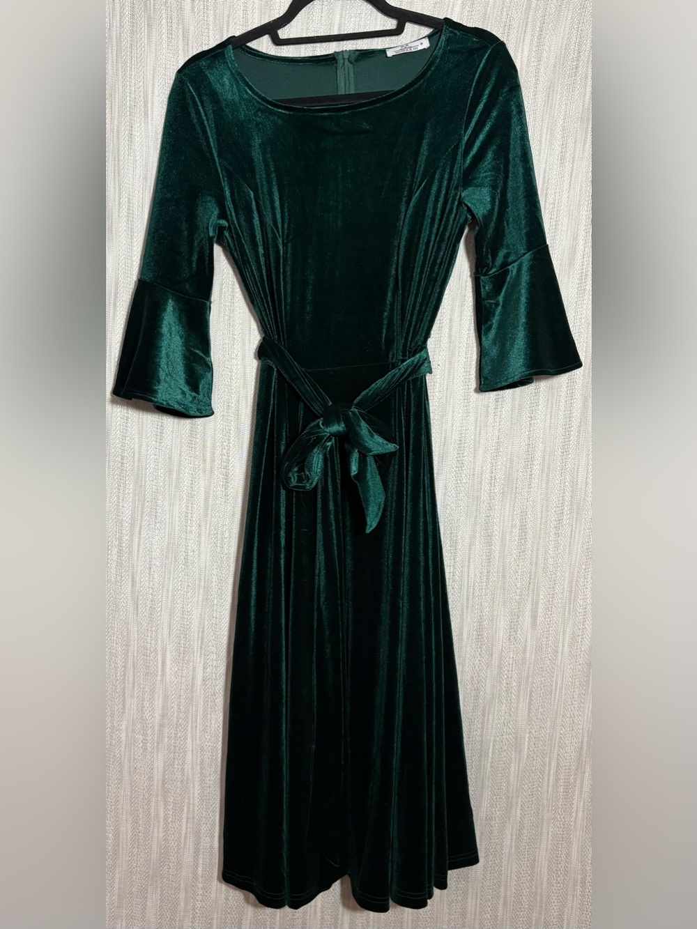 Women's Emerald Velvet Tie-Belt Midi Dress with Bell Sleeves